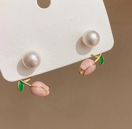 Tulip pearl earring